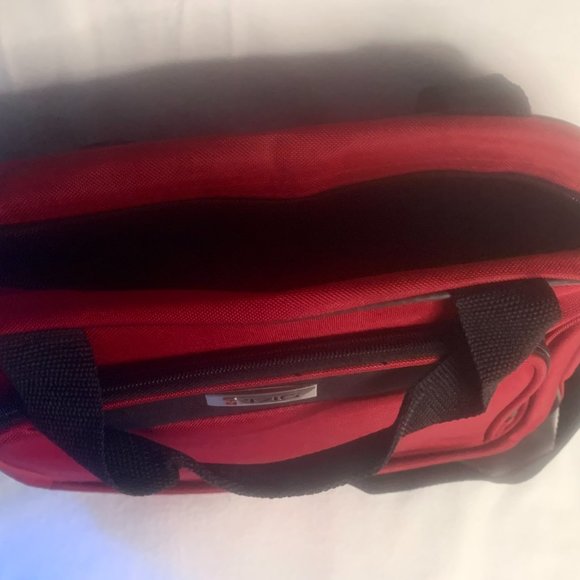 🎉Purse Sale🎉 TAG Small Red/Black Soft Side Carry-On Luggage Bag - Picture 4 of 5